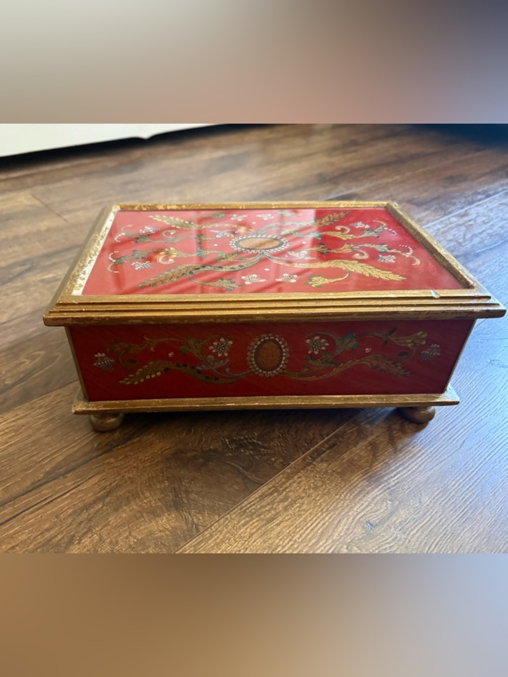 Reverse glass box with feet